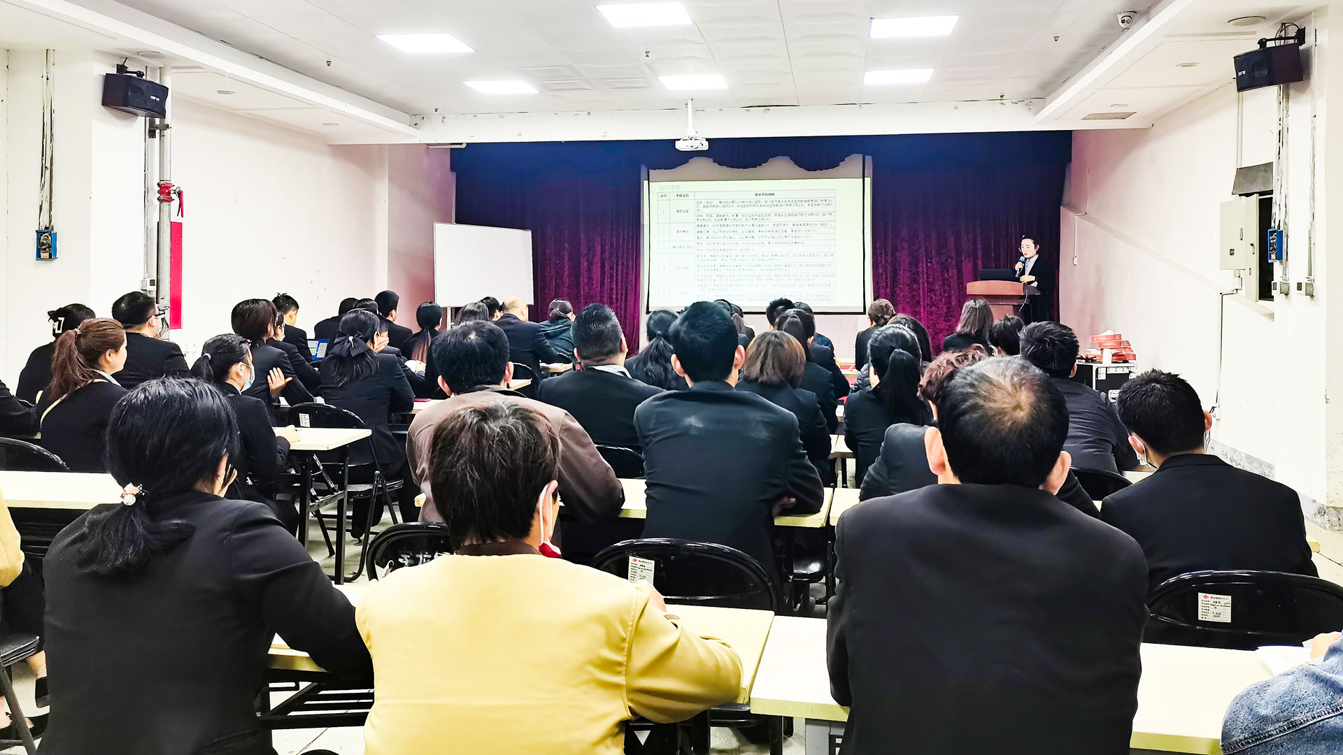 百貨公司：抓培訓，促提升圖一.jpg