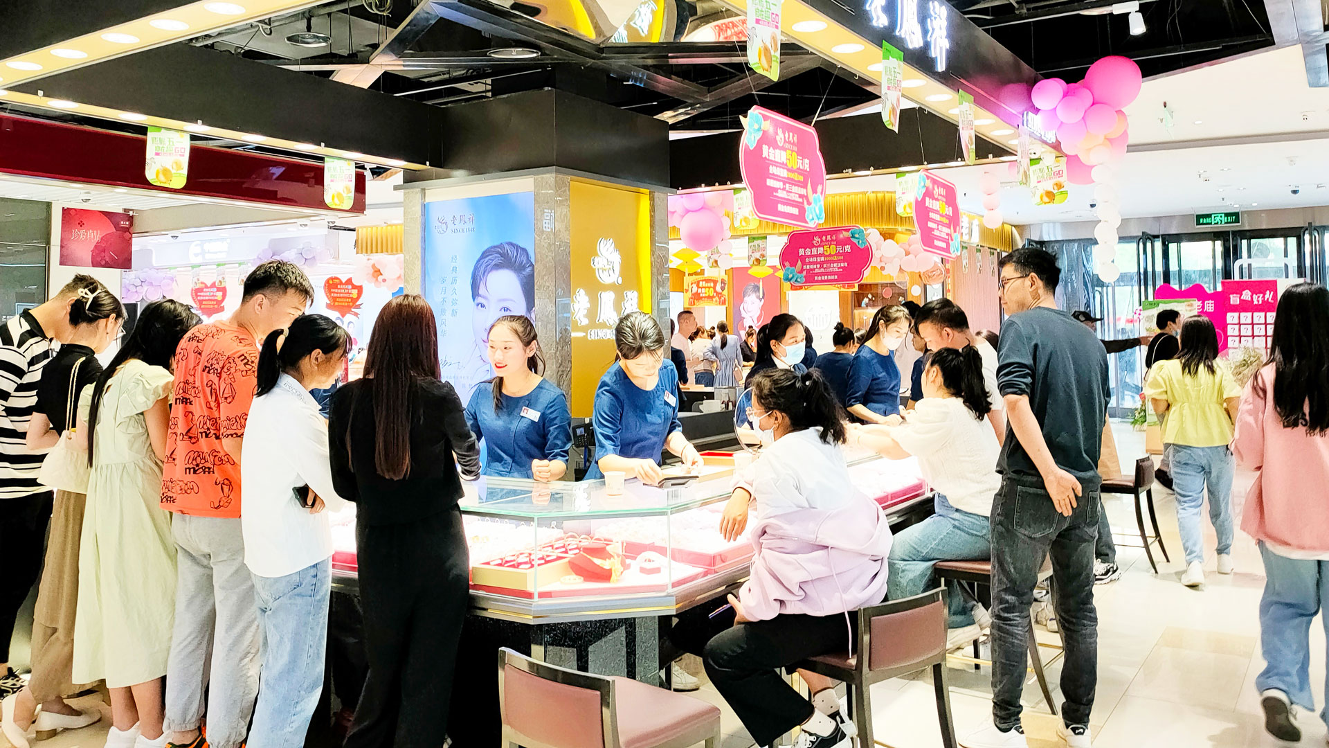 百貨公司：“五一”堅守崗位，護(hù)航假期圖二.jpg