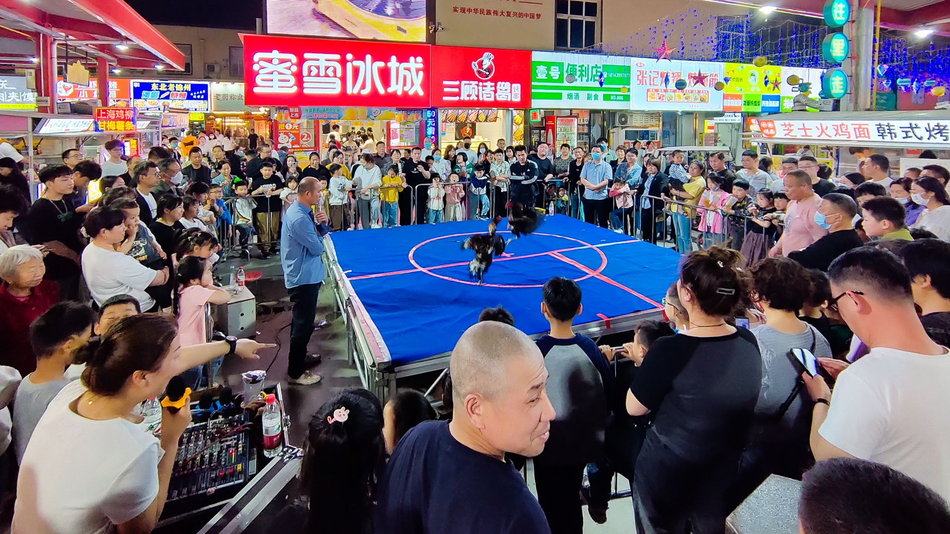 百貨公司：“五一”堅守崗位，護(hù)航假期圖三.jpg